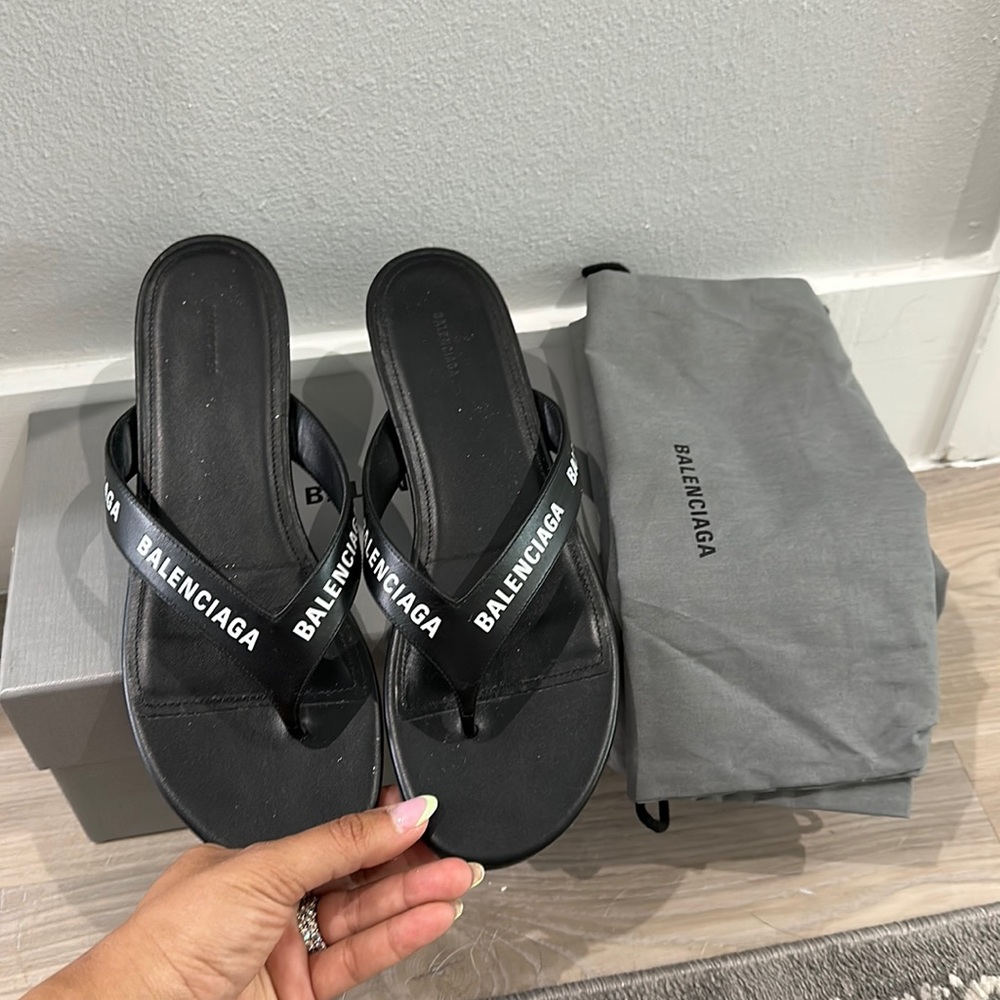 Lightly worn Balenciaga Smooth Calf leather logs Flip Flop- Size 39
